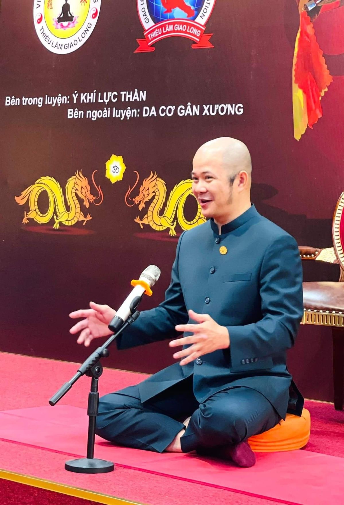 Luyện c&ocirc;ng giờ ngọ v&agrave; b&iacute; mật năng lượng tr&ecirc;n đ&ocirc;i b&agrave;n tay