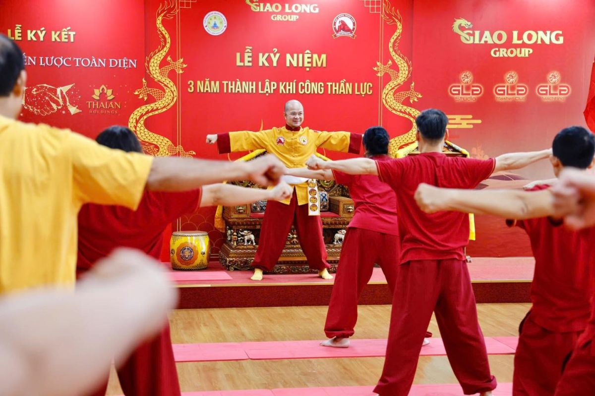 Kh&iacute; C&ocirc;ng Thần Lực ch&agrave;o đ&oacute;n học vi&ecirc;n bằng nguồn năng lượng t&iacute;ch cực